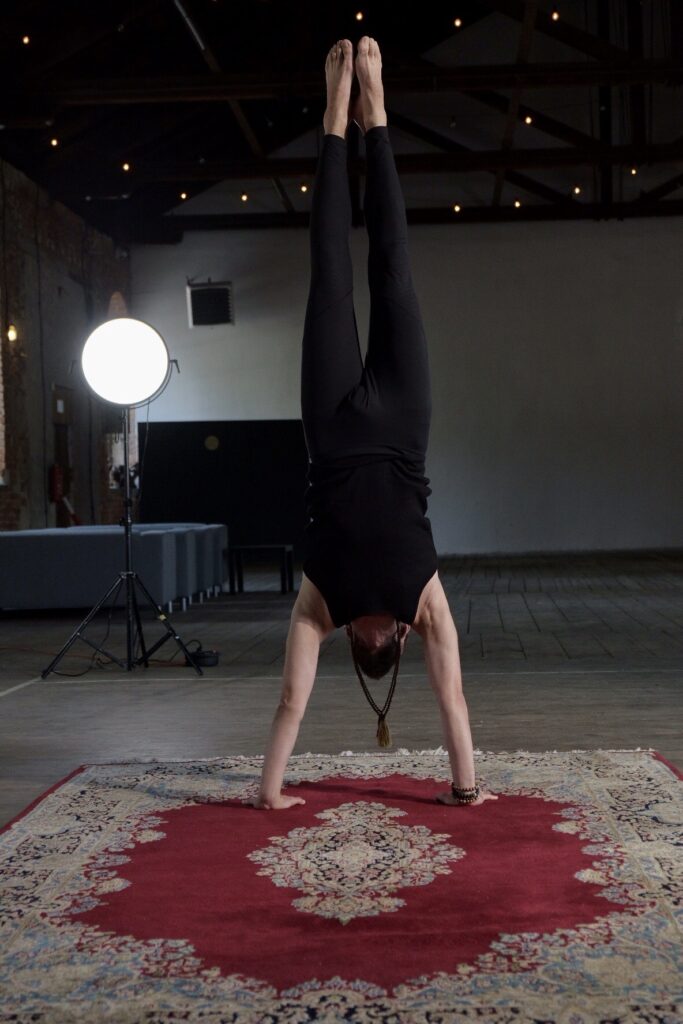 Sesja Portal Yoga na dywanie