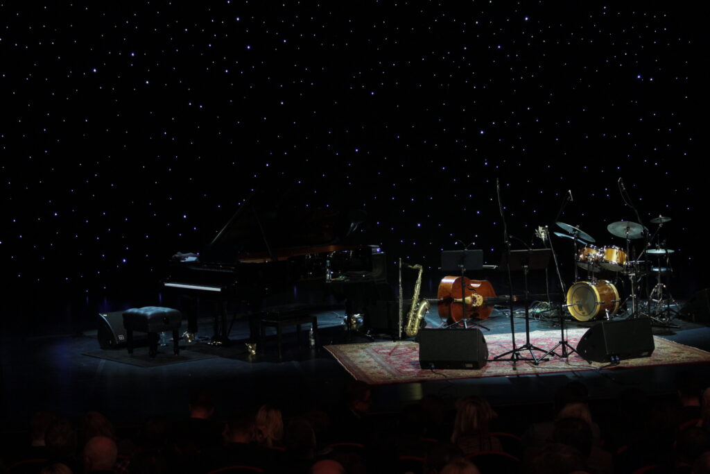 Koncert Teatr Roma dywan na scenie